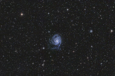 Messier 101 (auch als NGC 5457, Pinwheel-Galaxie oder Feuerrad-Galaxie bezeichnet) ist eine Spiralgalaxie mit den Abmessungen 28,8' × 26,9' und der scheinbaren Helligkeit von 7,5 mag im Sternbild Großer Bär. Ihre Entfernung beträgt rund 22 Millionen Lichtjahre, ihr Durchmesser 170.000 Lj. Messier 101